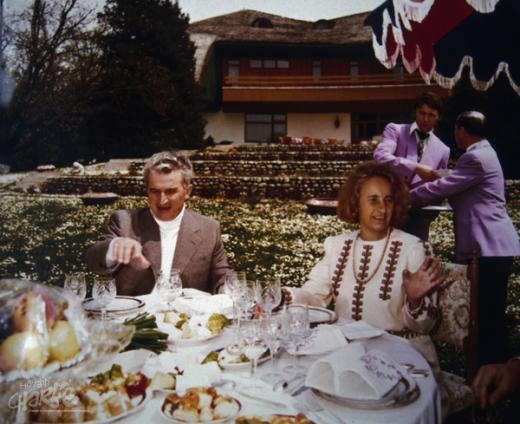 Samal ajal, kui rumeenlased nälgisid, elasid Ceauşescud luksuses. Dateerimata fotol naudib abielupaar külluslikku einet ühes oma paljudest villadest. (Foto: Corbis/Scanpix)