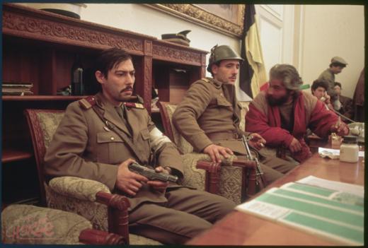 Bukarest, 27. detsember 1989. Securitate ohvitserid peavad kahe päeva eest hukatud Nicolae Ceauşescu kabinetis rahvaga läbirääkimisi. (Foto: Corbis/Scanpix)