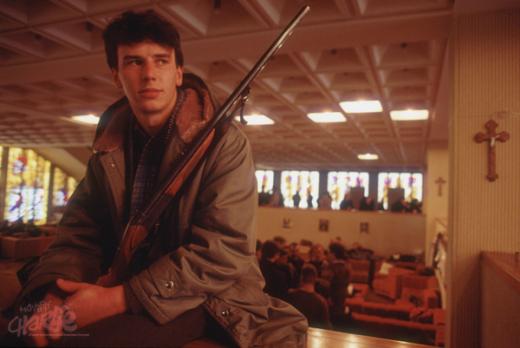 Вильнюс, 17 января 1991 года. Литовский защитник здания парламента в ожидании атаки советских спецназовцев. От этой винтовки было бы мало проку при отражении атаки. (Фотография: Corbis/Scanpix)