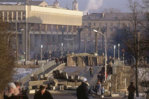 Leedu parlamendihoone barrikaadide taga. Keldrisse oli rahvarinne kogunud piisavalt lõhkeainet, et rünnaku korral oleks võimalik valida märtrisurm ja hoone õhku lasta. (Foto: Corbis/Scanpix)