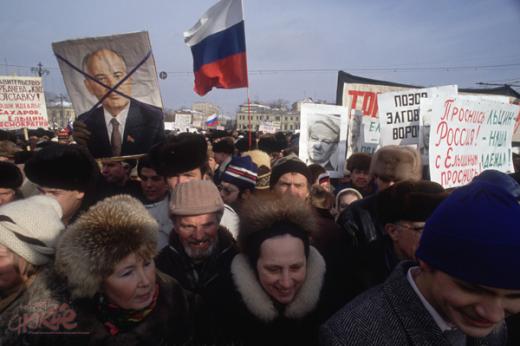 Февраль 1991 года в Москве. Пустые прилавки в магазинах и слишком медленный темп реформ лишили Горбачева былой популярности. Многие люди присоединились к инициативе Ельцина по отделению России от СССР. (Фотография: Corbis/Scanpix)