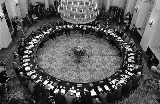 Poola ümarlaua läbirääkimistel 1989 tahtsid kommunistid saavutada Solidaarsusega kompromissi, kuid kaotasid hoopis võimu. (Foto:  Erazm Ciołek/Ośrodek KARTA)
