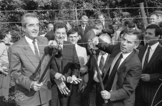 27. juuni 1989. Austria välisminister Alois Mock (vasakul) ja Ungari välisminister Gyula Horn avavad kahe maa vahelise piiri. Tänutäheks raudse eesriide kergitamise eest sai Ungari Läänest laenu. (Foto: Corbis/Scanpix)