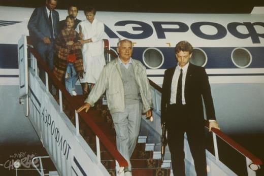 Gorbachev returned from house arrest in the Crimea in the early morning of 22 August. However, he was not greeted as a hero but as an accomplice in the coup. (Photo: Corbis/Scanpix)