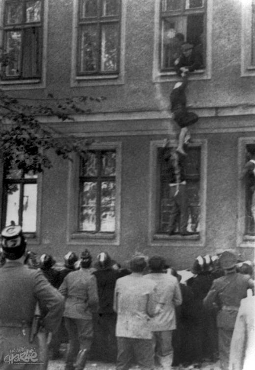 31. august 1961. Esialgu seisid Berliini müüri ääres majad, hiljem need lammutati. Fotol üritab vanem naisterahvas akna kaudu läände pageda, ühed püüavad teda tagasi tõmmata, teised alla aidata. Lõpuks põgenemine õnnestus. (Foto: Corbis/Scanpix)