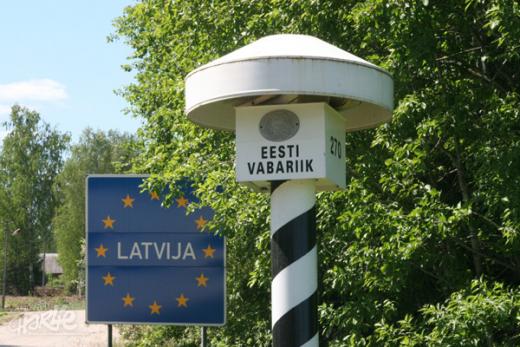 Enne Esimest maailmasõda olid suletud piirid, viisad ja passikontrollid Euroopas peaaegu tundmatud. 1985. aastal sõlmitud Schengeni kokkulepe, millega nüüdseks on ühinenud 28 riiki, on kujunenud Euroopa kontinendi taastatud ühtsuse sümboliks. Eesti-Läti piiri markeerib pärast Schengeniga liitumist vaid piiritulp. (Foto: Rein Sikk, Eesti Päevaleht)