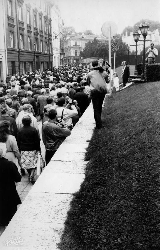 По требованию властей толпа народа двинулась с Ратушной площади в сторону парка Хирве, запрудив улицу Харью. Мужчина с кинокамерой, вероятно, был агентом КГБ. (Фотография из частной коллекции)