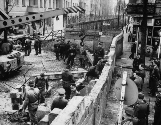 Berliin, 1963. Ida-Saksa miilitsad parandavad Berliini müüri, mille purustas läände põgenev Wolfgang Engels oma soomustatud autoga. 19-aastane noormees sai kuulihaavu, kuid jäi ellu. (Foto: Corbis/Scanpix)