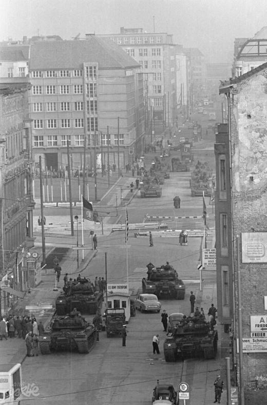 Берлинская стена, 28 октября 1961 года. Противостояние готовых к бою советских и американских танков – испытывается терпение противника в этой холодной войне. (Фотография: Corbis/Scanpix)