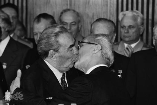 Восточный Берлин, 1979 год. Братский поцелуй Леонида Брежнева и Эриха Хонеккера во время празднования 30-летия Германской Демократической Республики. (Фотография: Corbis/Scanpix)