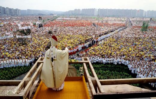 Esimesel visiidil Poolasse 1979. aastal ütles paavst Johannes Paulus II poeetiliselt: "Lase vaimul maa peale laskuda ja anda maailmale uus nägu, sellele maale uus nägu." Populaarset ja kavalat usuliidrit pidas Moskva üheks ohtlikemaks vaenlaseks. Fotol paavsti jutlus 1987. aastal Gdánskis, Solidaarsuse sünnilinnas, millele kogunes ligi miljon poolakat. (Foto: Corbis/Scanpix)