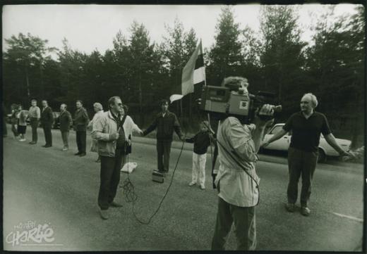 Officially the Baltic Way began at 7 o'clock in the evening and lasted for 15 minutes. During that time people had to hold hands. There were a lot more participants than expected - thousands of people never reached their destinations because of traffic jams. (Photo: Ülo Josing, Archive of Estonian Public Broadcasting)