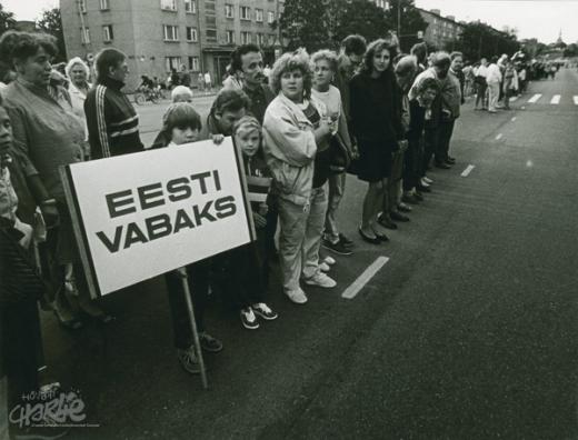 The Baltic Way commemorated the Molotov-Ribbentrop pact of 1939. In the secret protocols of the pact Hitler and Stalin had agreed to the partition and destruction of the Baltic states. Moscow had denied the existence of these secret agreements for decades. (Photo: Raivo Tiikmaa, Archive of Estonian Public Broadcasting)