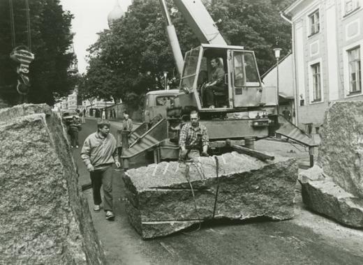 During the coup of August 1991 the barricades that had been partially demolished after the events of January 1991 were rebuilt. The photo shows the construction of barricades at Toompea on 21 August 1991. (Photo: Ülo Josing, Archive of Estonian Public Broadcasting).