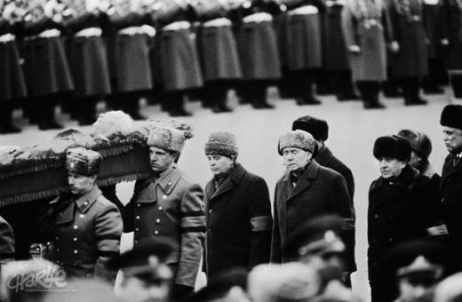 Похороны Константина Черненко в 1984 году. Очередь скорбящих за гробом вождя соответствовала кремлевской иерархии власти. Михаил Горбачев в первом ряду – скоро он станет Генеральным секретарем. (Фотография: Corbis/Scanpix)