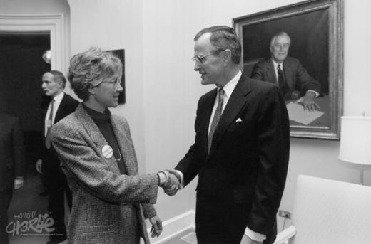 Мари-Анн Риккен пожимает руку американскому президенту Джорджу Г. У. Бушу перед его первой встречей с представителями организаций стран Балтии в США. Белый Дом, апрель 1990 года. (Фотография из частной коллекции)