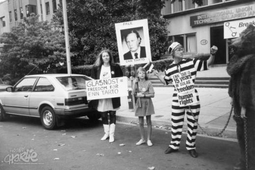 Tamara Jegorov ning Mari-Ann Rikken (paremal) koos Mari-Anni tütre Kaiga NSV Liidu saatkonna ees Washingtonis nõudmas Enn Tarto vabastamist. September 1988. (Foto: erakogu)