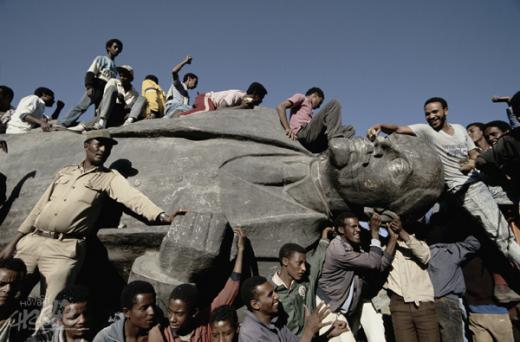 С коммунизмом в те годы покончили не только в Европе, но и в Африке. На фотографии изображена толпа, низвергающая статую Ленина в Аддис-Абебе, столице Эфиопии. 1991 год. (Фотография: Corbis/Scanpix)