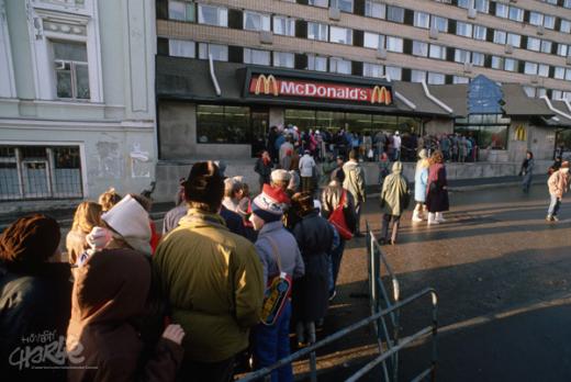 Первое в Советском Союзе заведение быстрого питания McDonalds открылось в Москве на Пушкинской площади в январе 1990 года. Американский гамбургер в СССР как символ триумфа капитализма. (Фотография: Corbis/Scanpix)