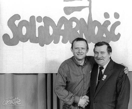 Михник и Валенса перед выборами в Сейм в мае 1989 года. Заключенные в рамках переговоров за круглым столом соглашения позволили «Солидарности» выйти из подполья. (Фотография: Erazm Ciołek/Ośrodek KARTA)