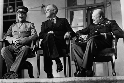 Kolm suurt liitlast (vasakult) Jossif Stalin, Franklin D. Roosevelt ja Winston Churchill Teherani konverentsil 1943. NSV Liit, USA ja Suurbritannia panid paika sõjajärgse maailmakorra põhijooned, sealhulgas Saksamaa jagamise. (Foto: Corbis/Scanpix)