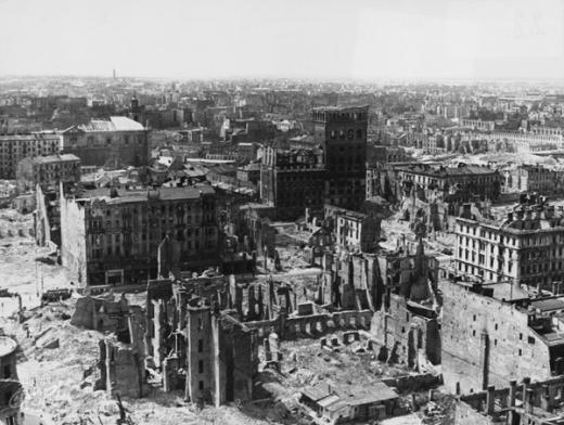 Развалины Варшавы, 1945 год. Подавление Варшавского восстания и разрушение польской столицы нацистами положили конец массовому сопротивлению поляков. (Фотография: Corbis/Scanpix)