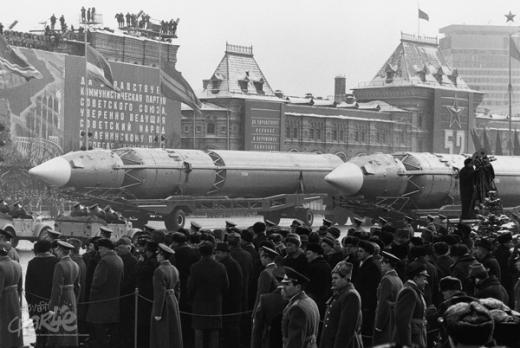 Moskva, Punane väljak, 1969. Need kontinentidevahelised ballistilised raketid võisid kanda aatomipommi. Külma sõda iseloomustas pidev hirm, et üliriigid alustavad tuumasõda ja hävitavad planeedi Maa. (Foto: Corbis/Scanpix)