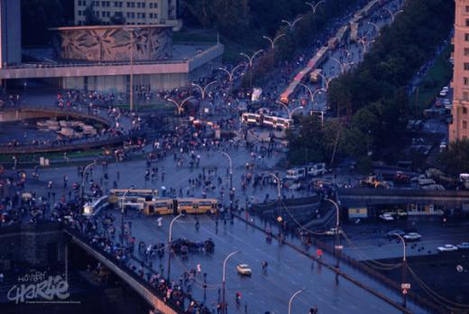 правительственным зданиям улицах. (Фотография: Corbis/Scanpix) The night of 21 August in Moscow. The streets leading up to the government buildings have been barricaded with buses. (Photo: Corbis/Scanpix)