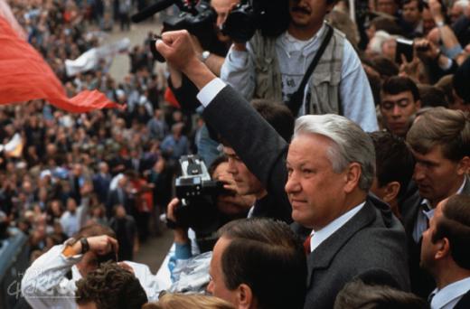 Augustisündmuste kangelaseks ja Venemaa vaieldamatuks liidriks tõusis Boriss Jeltsin. Fotol juubeldav rahvas ja Jeltsin 22. augustil Moskvas Vene parlamendihoone juures. (Foto: Corbis/Scanpix)
