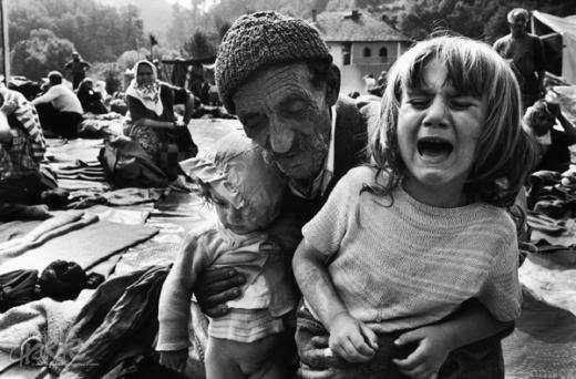 Жертвы геноцида: старик-мусульманин с внучками в лагере ООН для беженцев в боснийском городе Кладань. Родителей этих девочек так и не удалось найти. Западные, в первую очередь европейские, страны не смогли эффективным образом пресечь совершаемый сербскими боевиками геноцид. (Фотография: Corbis/Scanpix)