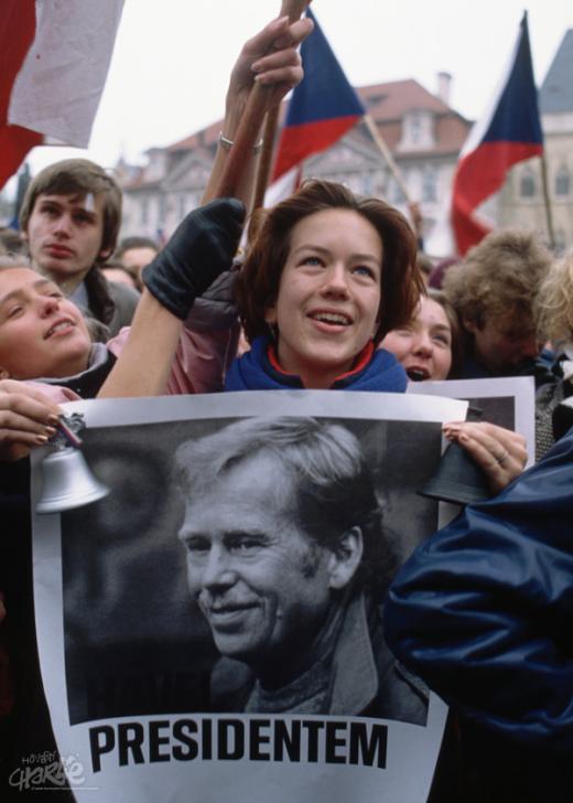 Прага, ноябрь 1989 года. Студент держит плакат с изображением Гавела. Одним из широко распространенных лозунгов времен «бархатной революции» был призыв: „Havel na Hrad!“ – «Гавела в Град!» (в пражском Граде находится президентский дворец). (Фотография: Corbis/Scanpix)