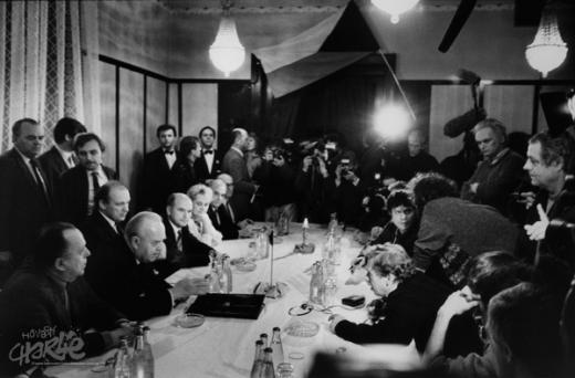 Как и в Польше, в Чехословакии состоялись переговоры за круглым столом, в ходе которых была достигнута договоренность о переходе власти от коммунистов к демократам. (Фотография: Corbis/Scanpix) 