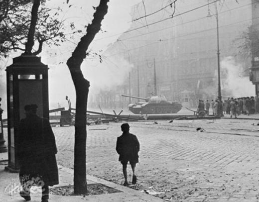 Tänavalahingud Budapestis, november 1956. Nõukogude tankid tulistavad eemal oleva sihtmärgi pihta. Inimnäolisema sotsialismi verine mahasurumine kustutas rahva lootused aastakümneteks. (Foto: Corbis/Scanpix)