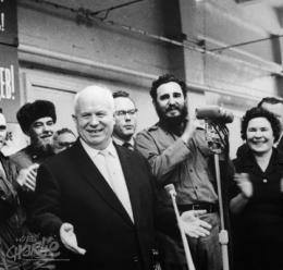 Nikita Hruštšov oli ise osaline massimõrvades, kuid NLKP peasekretäriks tõusnuna kritiseeris ta 1956. aastal Stalinit „isikukultuse“ ees ning lasi režiimiköidikuid lõdvemaks. Pildil Hruštšov koos Kuuba liidri Fidel Castroga 1964. aastal. (Foto: Corbis/Scanpix)