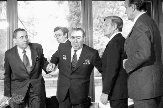 Nn stagnatsiooniaeg NSV Liidus langes kokku Leonid Brežnevi vanadusnõtrusega. Fotol aitavad peasekretäri püsti välisminister Andrei Gromõko ja Lääne-Saksa kantsler Helmut Schmidt. Bonn, 1978. (Foto: Corbis/Scanpix)