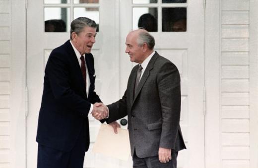 Reykjaviki tippkohtumine 1986. aastal lõppes kokkulepeteta, kuid oli siiski oluline usalduse tekkimiseks Ronald Reagani ja Gorbatšovi suhetes. (Foto: Corbis/Scanpix)