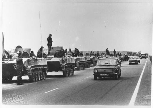 20. augustil 1991 jõudsid Tallinna Pihkvas paiknenud Nõukogude armee 76. õhudessantdiviisi väeosad, et kontroll linnas riigipöörajate kätte võtta. Dessantdiviisi soomukid Tartu maanteel. (Foto: Eesti Ajaloomuuseum)