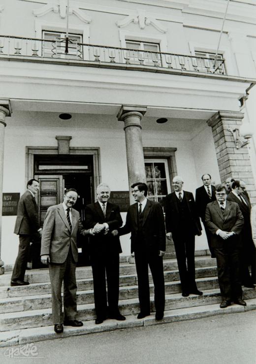 The Baltic Soviet republics, which co-operated against Moscow, were a hard nut to crack for Gorbachev. The photo shows the Estonian-Latvian-Lithuanian summit in May 1990. In the foreground from the left: the Chairman of the Lithuanian Seimas Vytautas Landsbergis, the Chairman of the Estonian Supreme Council Arnold Rüütel, the Chairman of the Latvian Supreme Council Anatolijs Gorbunovs, Estonian Foreign Minister Lennart Meri and the head of government Edgar Savisaar. (Photo: private collection)