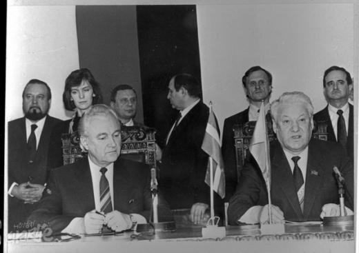 On the same day when Soviet special units attacked the Vilnius TV tower and killed 14 people, the Chairman of the Russian Supreme Soviet Boris Yeltsin paid a surprise visit to Tallinn. A joint statement of Estonia, Russia, Latvia and Lithuania declared the mutual recognition of each other’s sovereignty. 13 January 1991. (Photo: Estonian Historical Museum)