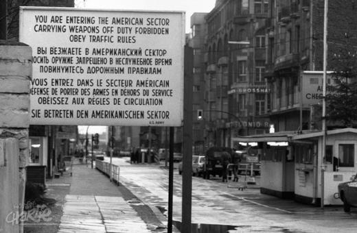 Berliini müür checkpoint Charlie juures. Sildil neljas keeles kiri: „Te sisenete Ameerika sektorisse. Relva kandmine teenistusväliselt keelatud. Järgige liikluskorraldust.“ (Foto: Corbis/Scanpix)
