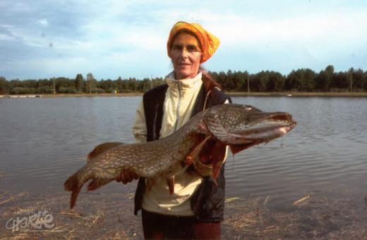 Virve Krass 1,15 m pikkuse ja 10 kg raske haugiga Paide tehisjärve ääres. Tõenäoliselt on tegu suurima kalaga, mille Eesti naiskalastaja kätte saanud. (Foto: erakogu)
