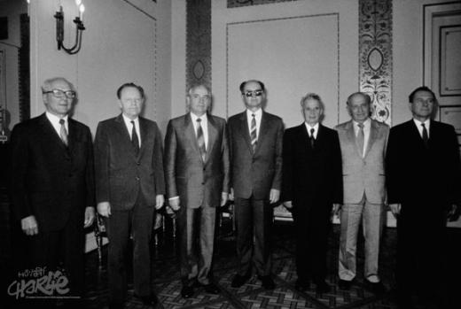 Varssavi pakti organisatsiooni seitse riigipead 1988. aastal: vasakult Erich Honecker (Ida-Saksa), Milosz Jakeš (Tšehhoslovakkia), Mihhail Gorbatšov (NSV Liit), Wojciech Jaruzelski (Poola), Nicolae Ceauşescu (Rumeenia), Todor Živkov (Bulgaaria) ja Károly Grósz (Ungari). Sõjalise bloki lõpp on lähedal. (Foto: Corbis/Scanpix)