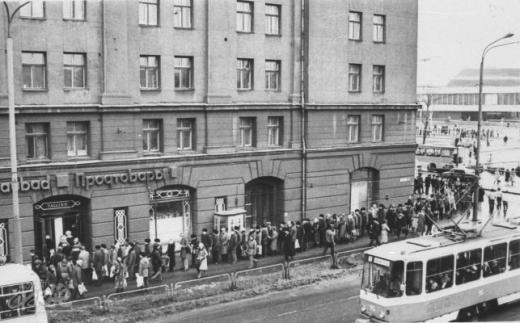 Queue outside the alcohol department of the "Tallinn" grocery shop in 1986. (Photo: Estonian Film Archives)