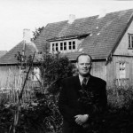 Villem Kapp oma maja ees 1957 TMM 11457 M159:1/655-42